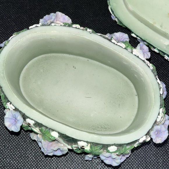 Butterfly on trellis of flowers Trinket dish with lid - Picture 7 of 14